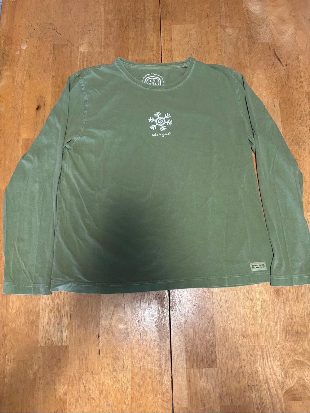 Life is Good Women’s Green Long Sleeve Crew Neck Graphic Logo Snowflake Large